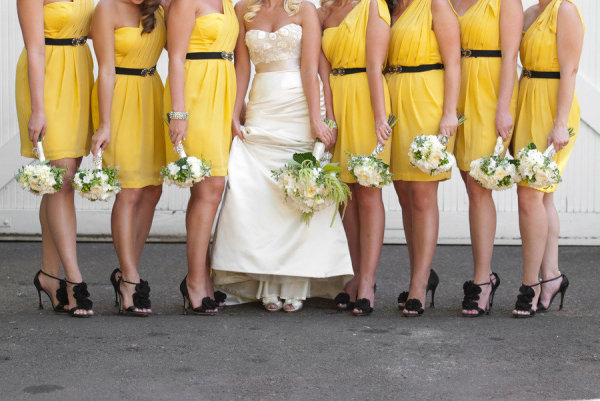 Платье подружек невесты желтое и черные туфли, ремень
