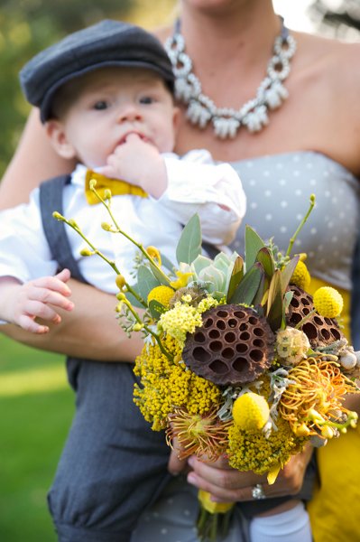 Цветочный малчик на руках у подружки невесты с желтым букетом