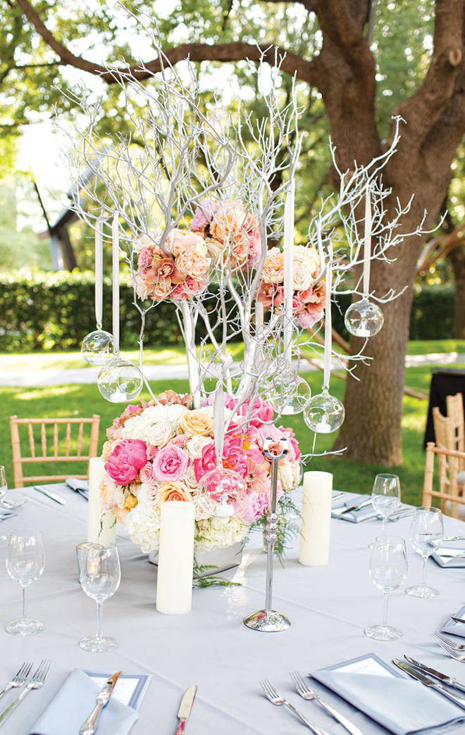 Фантазийное оформление свадебного стола:свечи, цветы, шары на лентах и декоративные деревья